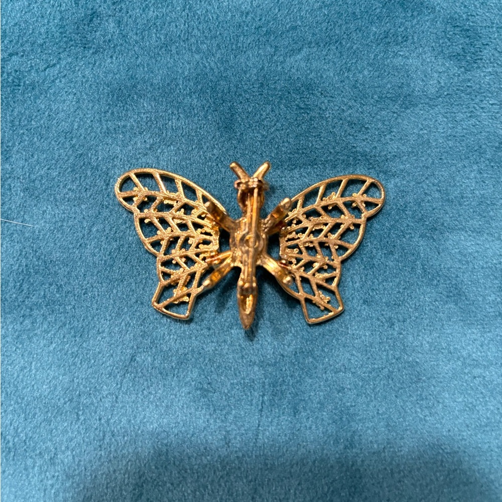 Vintage Butterfly Pin or Brooch with en Tremblant Wings in Gold-tone Setting - Picture 3 of 5